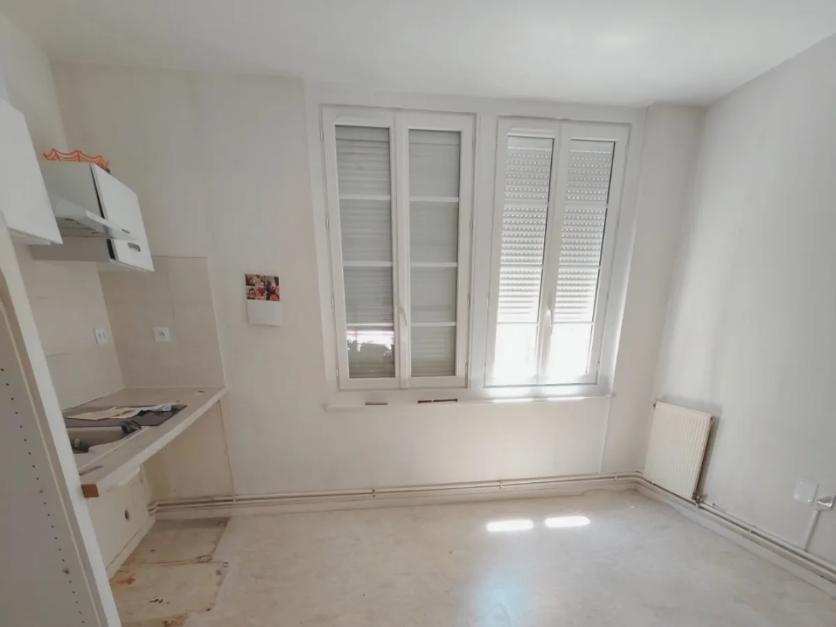 Avant travaux : ancien revêtement de sol abîmé dans un appartement de Montauban