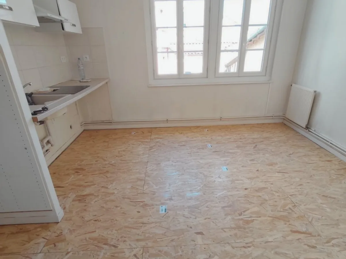 Panneaux de support vissés sur les lambourdes avant la pose du parquet