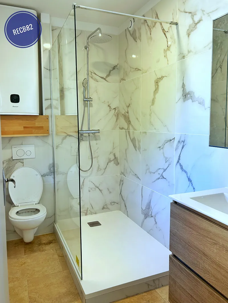 Après : douche à l’italienne et faïence effet marbre posées par RECB82
