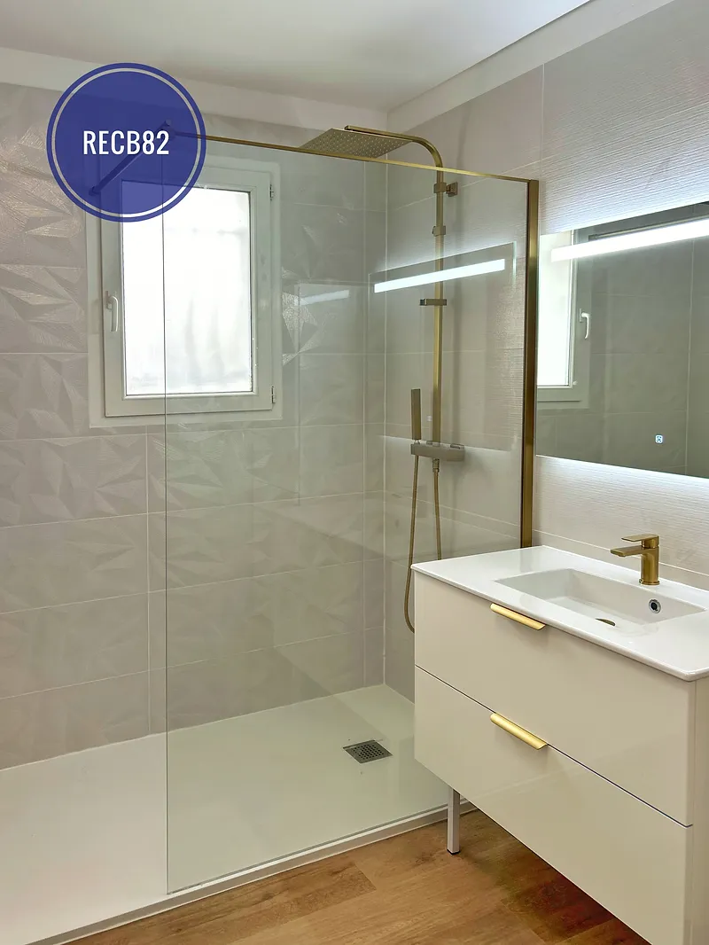 Après rénovation par RECB82 : douche à l’italienne, robinetterie dorée et miroir rétroéclairé