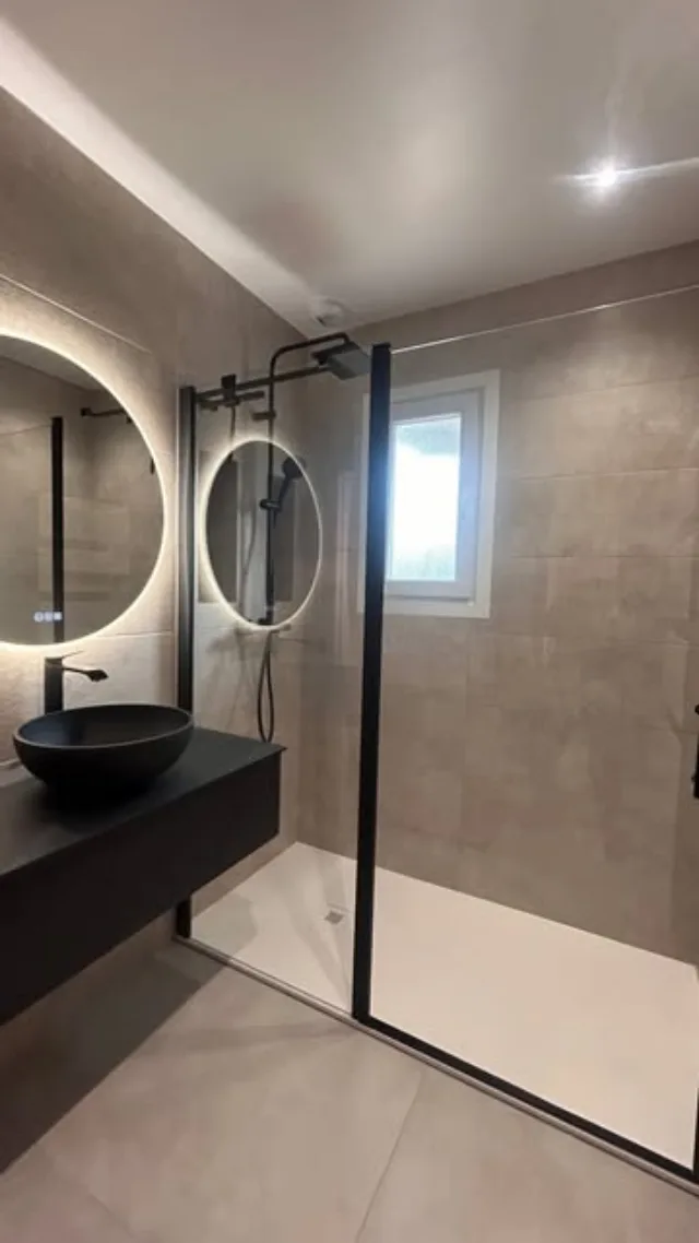 Salle de bain contemporaine livrée par RECB82 à Montauban : vasque posée sur plan noir et douche à l’italienne