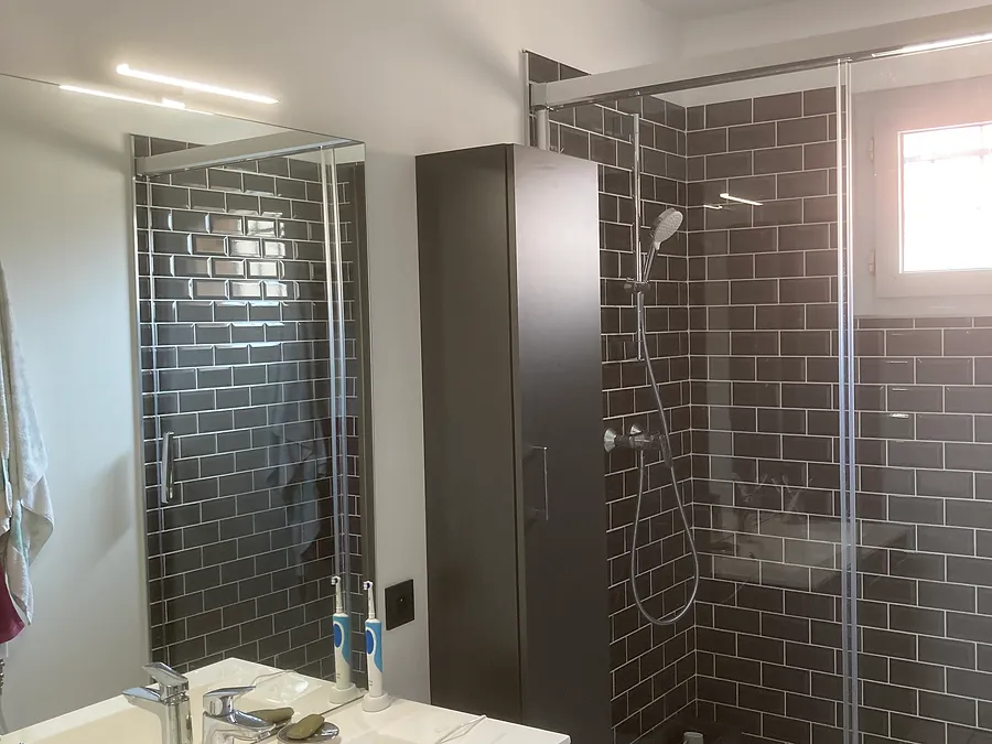 Rénovation de salle de bain à Montauban : douche à l’italienne et faïence anthracite posées par RECB82